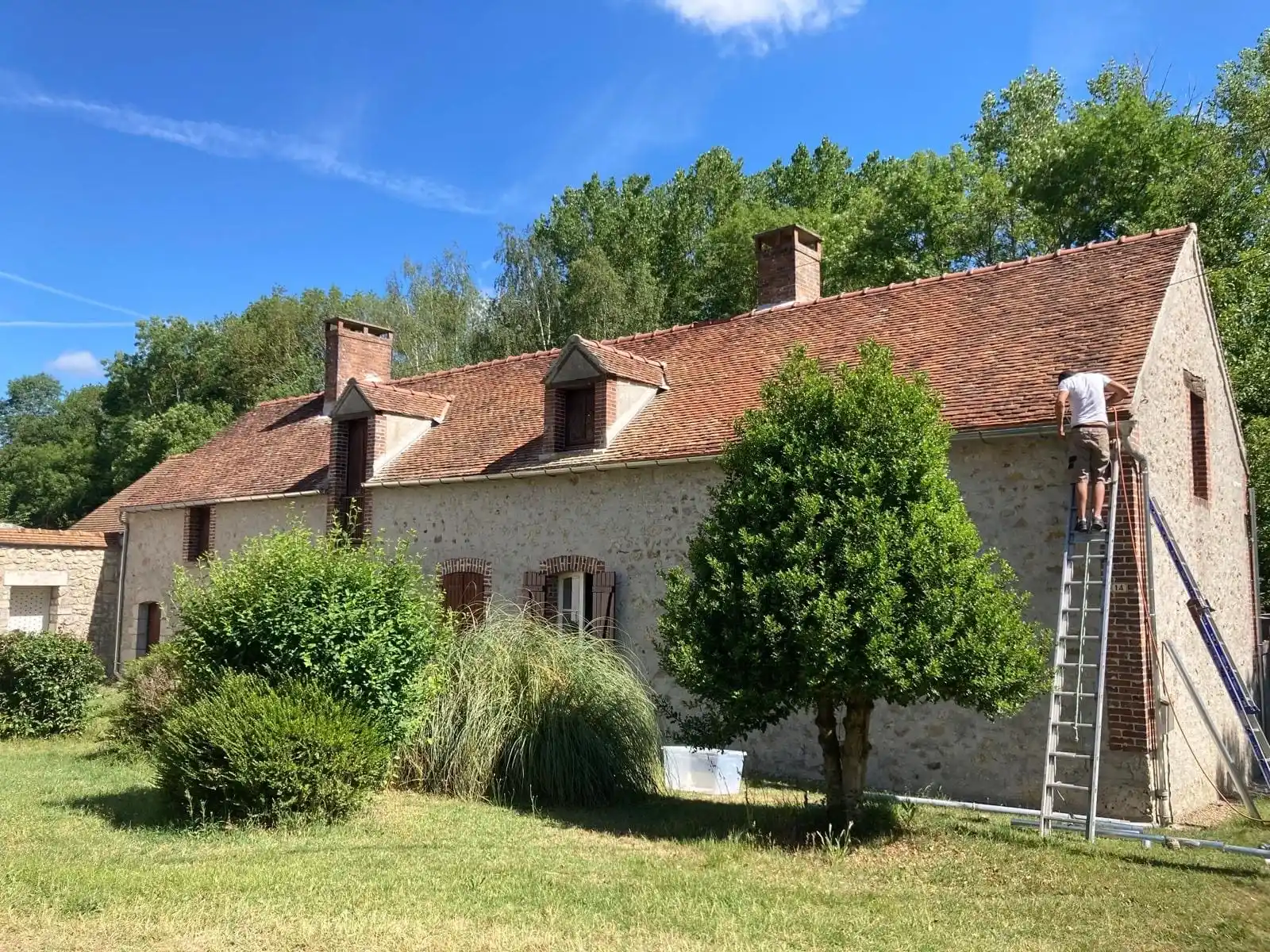 Couvreur Mr Léger Couverture travaillant sur une toiture en Seine-et-Marne