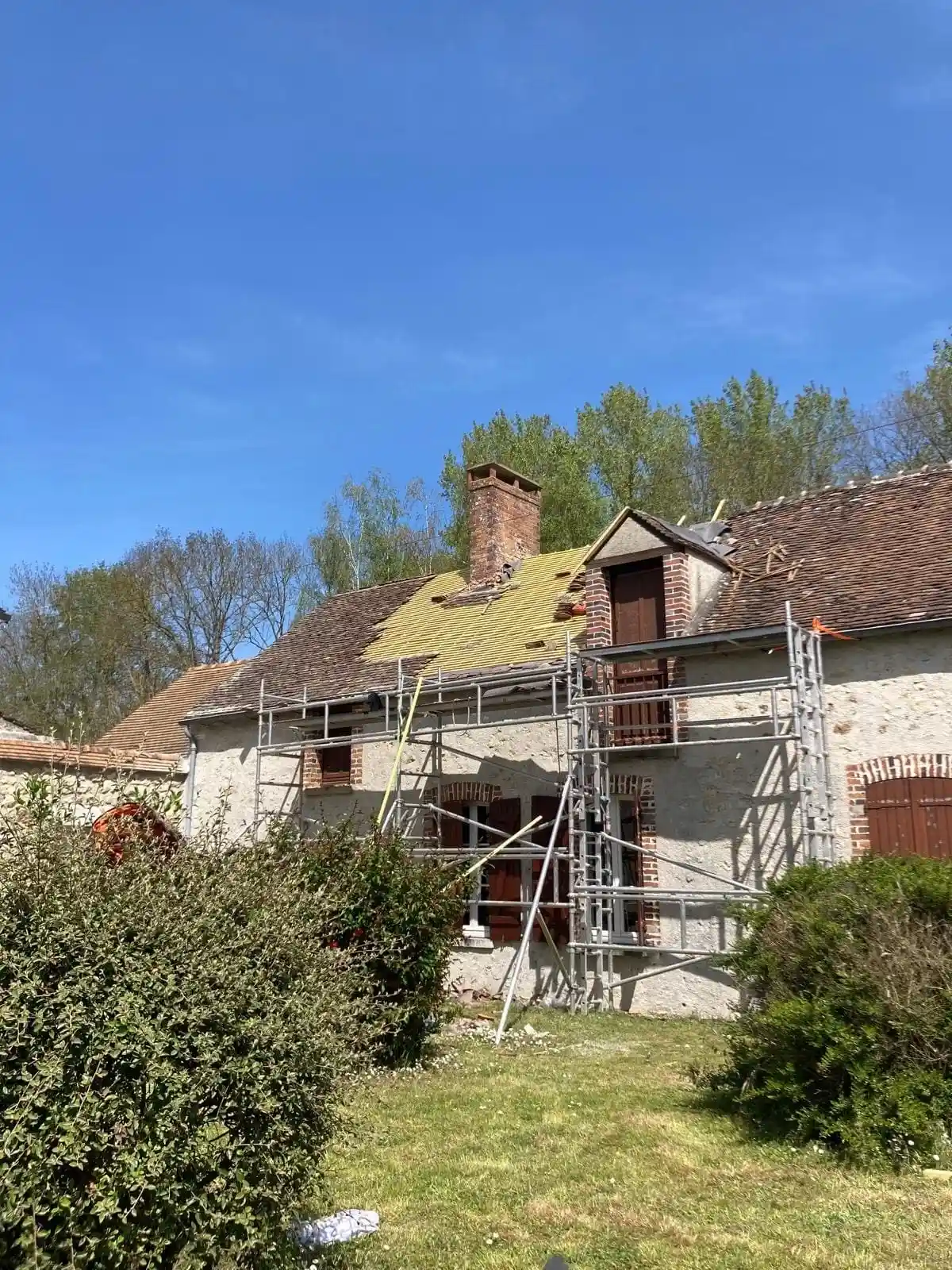 Couvreur posant des tuiles